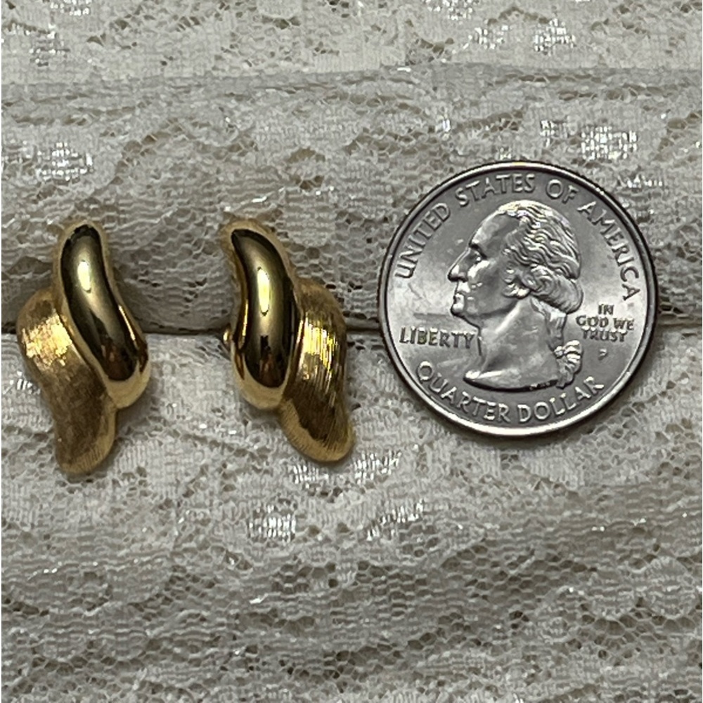 Napier/vintage, brushed and gold tone earrings 3/4” - Picture 3 of 3